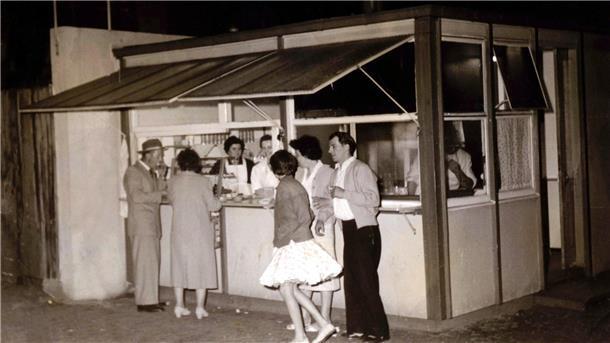 Helmut Wagner wird 85: Sein „Frikadellenpuff“ hatte in Nordenham Kultstatus Junge Leute auf einem Schwarz-weiß-Foto aus den 60er Jahren vor einem Schnellimbiss.