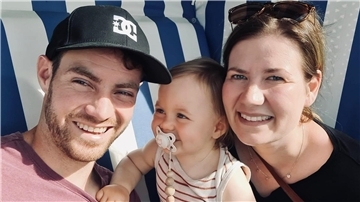 Das Foto zeigt Jorit mit Ehefrau und Kind. 