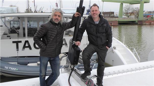 Whirlpool, Weinkühler und Wellness: Luxus-Katamaran „Bam Bam“ steht zum Verkauf Ein Bild aus hoffnungsvolleren Zeiten: Martin Hafner (links) und Patrik Rohrer rechts an Bord der „Bam-Bam“, im Hintergrund die „Tac Tac“.