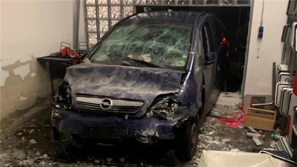 Ein Bild der Verwüstung: Ein Fahrzeug hat die Wand einer Garage der Straßenmeisterei Westerstede durchbrochen.