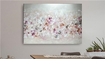 Ein Bild von Elena Hein ziert eine Wand dieses Raumes.