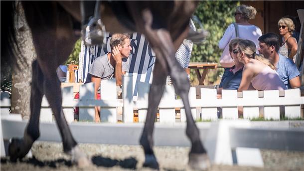 Ein Bild vor der Krise und ohne Corona-Auflagen: Die Zuschauer genießen bei der Dressurprüfung die Schattenplätze im Strandkorb mit Blick auf den Dressurplatz.