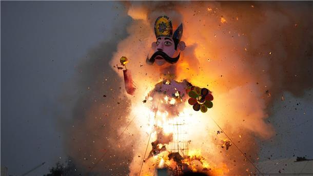Ein Bildnis von Kumbhakarna, dem Bruder des Dämonenkönigs Ravana, geht in Flammen auf, um das Ende des Dussehra-Festes in Jammu in Indien zu markieren.