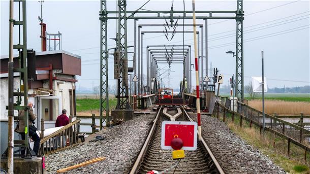 Ein Binnenschiff war Ende Februar 2024 gegen die damalige Eisenbahnbrücke bei Elsfleth geprallt. Der Vorfall wird jetzt vor Gericht aufgearbeitet.