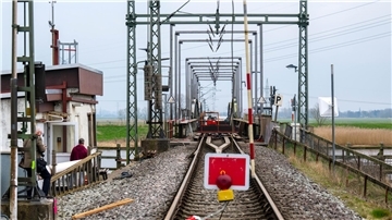 Ein Binnenschiff war Ende Februar 2024 gegen die damalige Eisenbahnbrücke bei Elsfleth geprallt. Der Vorfall wird jetzt vor Gericht aufgearbeitet.