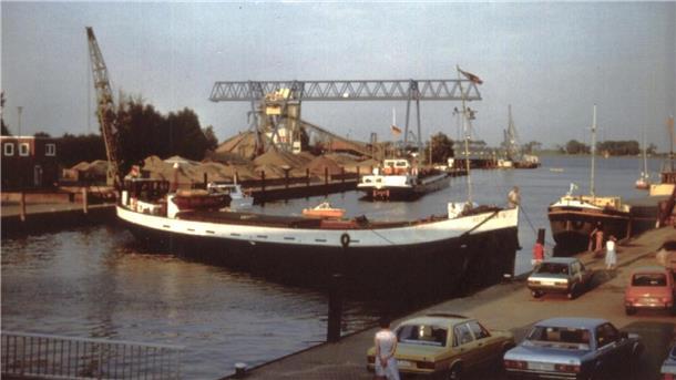 Ein Binnenschiff wendet im Großensieler Hafen in Nordenham