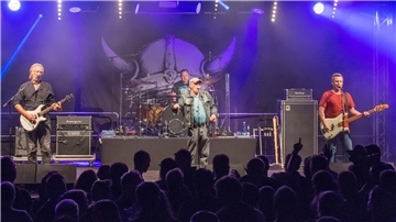 Ein bisschen älter sind sie ja schon geworden, die Bagaluten, aber Stimmung machen die Musiker der Band Torfrock wie am ersten Tag.