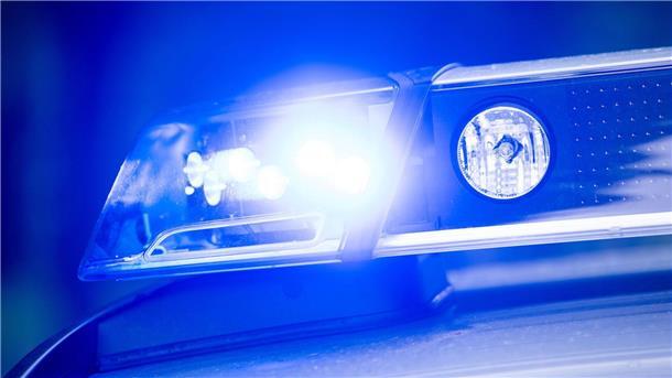 Mann fährt betrunken gegen Mauer: Mitfahrer stirbt Ein Blaulicht leuchtet an einer Polizeistreife.