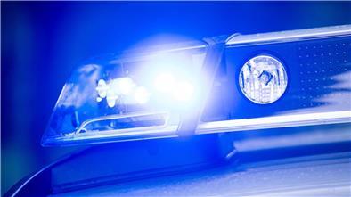 Ein Blaulicht leuchtet an einer Polizeistreife.