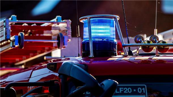 Solaranlage fängt Feuer: Feuerwehrmann verletzt Ein Blaulicht leuchtet auf dem Dach eines Einsatzfahrzeugs der Feuerwehr.