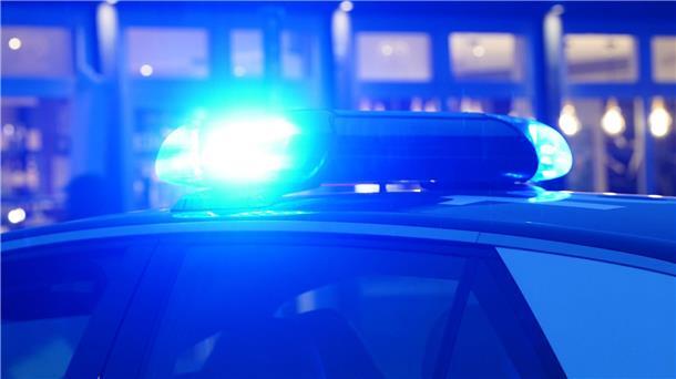 23-Jähriger kommt von Straße ab: Lebensgefährlich verletzt Ein Blaulicht leuchtet auf dem Dach eines Polizeiautos während einer Polizeiabsperrung.
