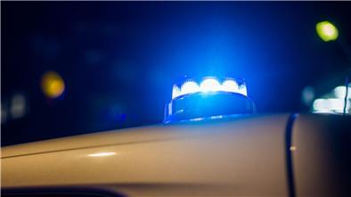 Ein Blaulicht leuchtet auf dem Dach eines Polizeifahrzeugs.