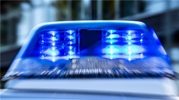 Maskenverweigerer geht auf Polizisten los Ein Blaulicht leuchtet auf dem Dach eines Polizeiwagens.