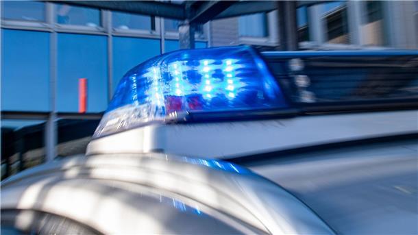 Unbekannte rauben Discounter aus: Angestellte bedroht Ein Blaulicht leuchtet auf dem Dach eines Polizeiwagens.