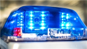 Ein Blaulicht leuchtet auf dem Dach eines Polizeiwagens.
