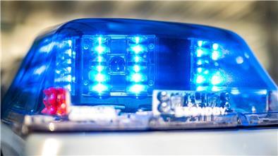 Ein Blaulicht leuchtet auf dem Dach eines Polizeiwagens.