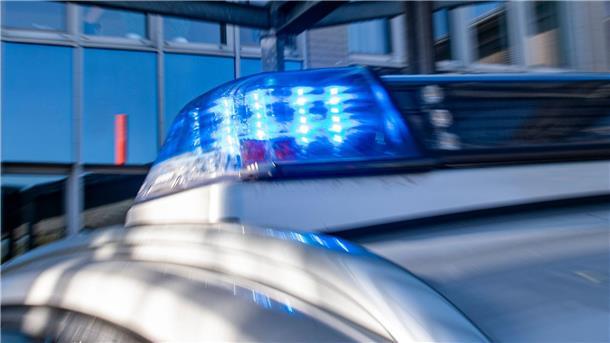 Mann fährt gegen Baum und stirbt trotz Reanimation Ein Blaulicht leuchtet auf dem Dach eines Polizeiwagens.