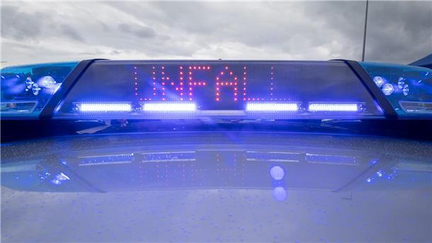 19-Jährige stirbt bei Verkehrsunfall nahe Uni Bremen Ein Blaulicht und eine LED-Anzeige leuchten auf dem Dach eines Polizeifahrzeugs.