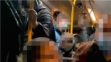 Kinder stehen dicht an dicht in einem Schulbus
