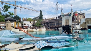 Ein Blick auf das Areal der „High-Diving-Show „Retorno dos Piratas““ und das Becken der Attraktion „Atlantica SuperSplash“ nach dem Unfall.