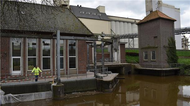 Ein Blick auf das erneuerungsbedürftige Braker Siel mit dem Sielbauwerk sowie dem mit Pumpen im Innern ausgestatteten Schöpfwerk. Dort zu sehen: Verbandstechniker Jörg Weimann.