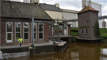 Ein Blick auf das erneuerungsbedürftige Braker Siel mit dem Sielbauwerk sowie dem mit Pumpen im Innern ausgestatteten Schöpfwerk. Dort zu sehen: Verbandstechniker Jörg Weimann.