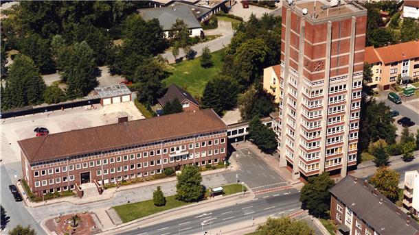 Ein Blick auf das Rathausgelände. Hier soll der Anbau entstehen. Der Turm wird abgerissen.