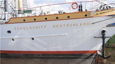 „Schulschiff Deutschland“ dockt später aus – und eine Sache wird richtig teuer Weiß erstraht das fast 100-jährige Segelschiff: Die "Schulschiff Deutschland" liegt bei Bredo im Trockendock.
