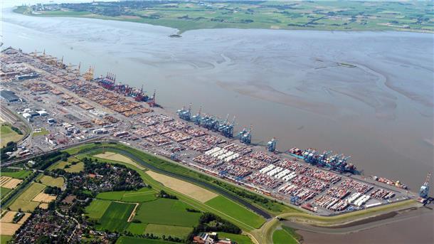 Häfen sind alarmiert: Hacker starten immer häufiger Cyber-Angriffe Ein Blick auf die Containerterminals in Bremerhaven. Die Digitalisierung birgt die Gefahr, Opfer von Hackerangriffen zu werden.