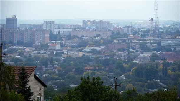 London: Moskau will besetzte Gebiete mit Söldnern absichern Ein Blick auf die Stadt Luhansk.
