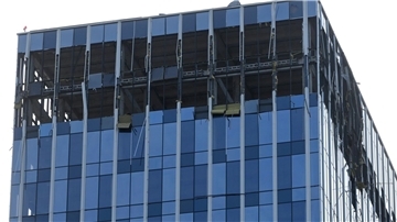 Ein Blick auf ein Gebäude in Moskau, das nach russischen Angaben durch einen Drohnenangriff beschädigt wurde.
