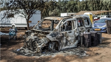 Ein Blick auf zerstörte Fahrzeuge in der Nähe des Geländes des Musikfestivals. Bei dem Terrorangriff der Hamas auf das Fest starben 260 Menschen.