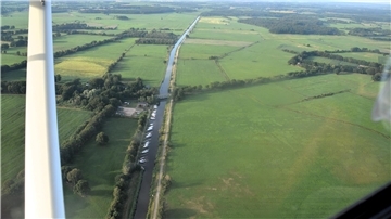 Ein Blick aus dem Ultraleichtflieger auf die Fläche nördlich des Kührstedter Sportboothafens. Auch hier sollen Windräder hochgezogen werden - Alterric plant bis zu elf Anlagen.