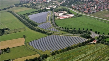 Ein Blick aus der Luft auf den Solarpark an der Oldenburger Straße und B 212 in Nordenham.