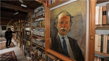 Ein Blick in die Bibliothek des Hauses Kreienhoop in Nartum. Im Vordergrund ein Porträt Walter Kempowskis. 1974 zog der Schriftsteller und Lehrer mit seiner Familie in das Haus, das er selbst geplant hatte und immer weiter ausbauen ließ. Seit 18 Jahren gehört es der Kempowski-Stiftung.