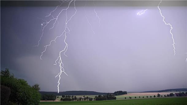 Sommer startet schwülwarm und gewittrig Ein Blitz zuckt bei einem Sommergewitter am Himmel über dem Ostalbkreis in Baden-Württemberg.