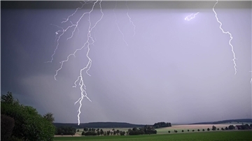 Ein Blitz zuckt bei einem Sommergewitter am Himmel über dem Ostalbkreis in Baden-Württemberg.