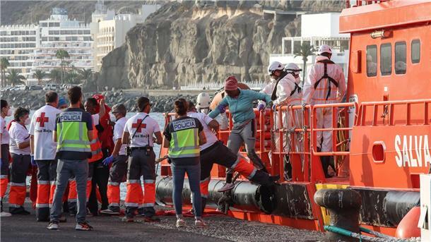 Migration polarisiert vor allem Rechte, Klimawandel Linke Ein Boot der spanischen Seenotrettung  „Salvamento Maritimo“ bringt am Arguineguin Pier in Gran Canaria Migranten an Land.