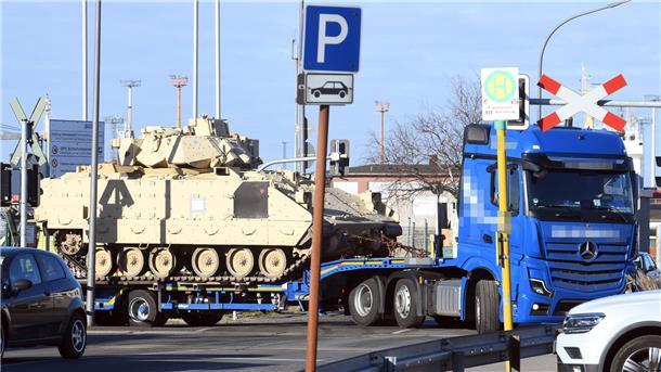 Ein Bradley-Schützenpanzer bei der Ausfahrt von der ABC-Halbinsel auf die Franziusstraße in Bremerhaven.