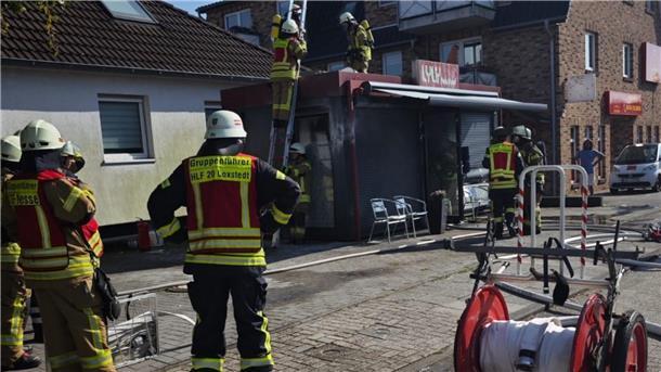 Großeinsatz in Loxstedt: Feuerwehr löscht brennenden Imbiss-Container Ein Brand im Küchenbereich zerstörte am Sonntagmittag den Verkaufscontainer eines Imbisses in Loxstedt.