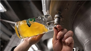 Ein Braumeister entnimmt Bier aus einem Tank. Weltweit wurde 2022 mehr Bier produziert als erwartet.