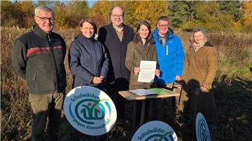 Ein breites Bündnis will in Niedersachsen die Schulwälder stärken und hat dafür eine Absichtserklärung unterschrieben. 
