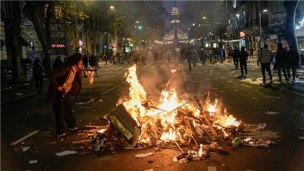 Mileis Reformpaket löst heftige Krawalle aus Ein brennender Müllhaufen als Zigarettenanzünder. Regierungskritische Demonstranten versammelten sich vor dem Kongress in Buenos Aires.