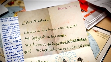 Ein Brief an den Nikolaus liegt in der Weihnachtspostfiliale in Nikolausdorf. Die Helferinnen und Helferinnen in den drei Weihnachtspostämtern in Niedersachsen haben bereits zahlreiche Briefe bekommen.