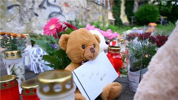 Getötete Valeriia: Ermittler haben noch keine heiße Spur Ein Brief mit der Aufschrift „In Liebe für Valeriia“, Teddybären, Blumen und Kerzen sind in der Nähe der Wohnung des getöteten Mädchens auf dem Fußweg abgelegt.