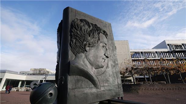 Zum 225. Geburtstag ist Heinrich Heine aktuell wie nie Ein Bronze-Denkmal des Dichters Heinrich Heine auf dem Gelände der Heinrich-Heine-Universität in Düsseldorf.