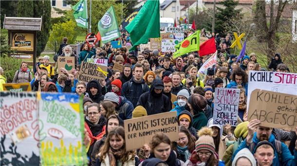 Demo für früheres Kohle-Aus in der Lausitz Ein Bündnis aus Umweltverbänden, Klimagruppen und lokalen Initiativen hatte zur Demonstration am Tagebau Nochten in der Lausitz aufgerufen. Hunderte Menschen kamen.