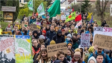 Ein Bündnis aus Umweltverbänden, Klimagruppen und lokalen Initiativen hatte zur Demonstration am Tagebau Nochten in der Lausitz aufgerufen. Hunderte Menschen kamen.