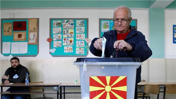 Bürger Nordmazedoniens wählen Parlament und Staatsspitze Ein Bürger Nordmazedoniens gibt bei der ersten Runde der Präsidentschaftswahl am 24. April in einem Wahllokal in Skopje seine Stimme ab. Heute findet die Stichwahl statt (Archivbild).
