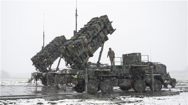 Flugabwehrsystem Patriot aus Deutschland in der Ukraine Ein Bundeswehr-Soldat steht Anfang April auf einem Anhänger mit Abschussrampen für Lenkflugkörper des Patriot-Luftabwehrsystems auf einem schneebedeckten Feld im südosten Polens.